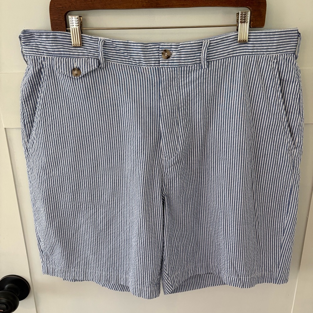 Magaschoni Men Seersucker Blue White Striped Shorts. Size 36.
